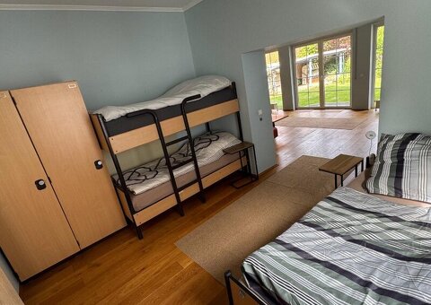Großes Ferienhaus für Monteure & Teams – 9 Betten, Küche, Waschraum, Garten, Parkplatz - 4/7