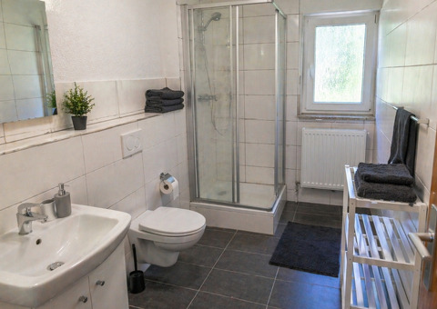 Monteurzimmer in Köln mit 2 Einzelbetten und eigenem Bad